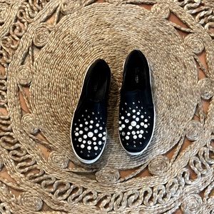 Wanted slides with pearls embellished